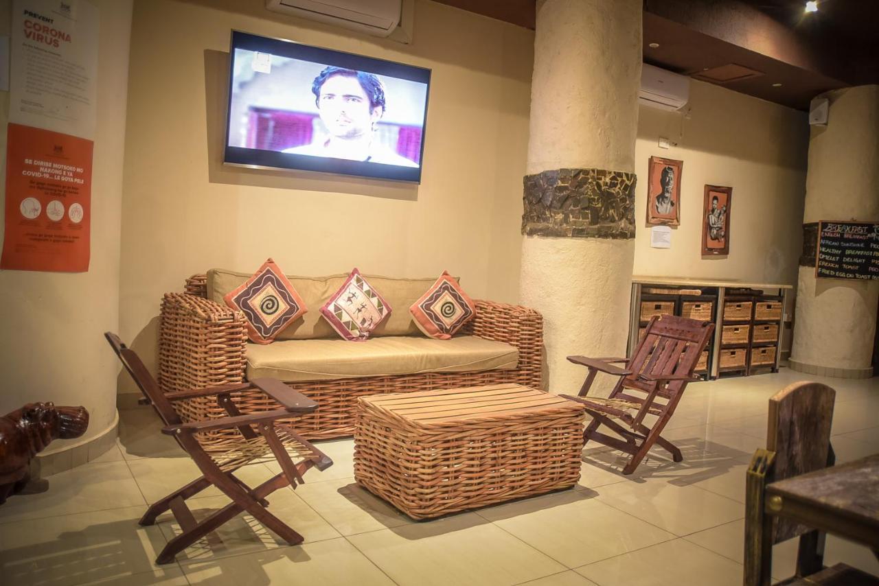African Home Hotel 哈博罗内 外观 照片