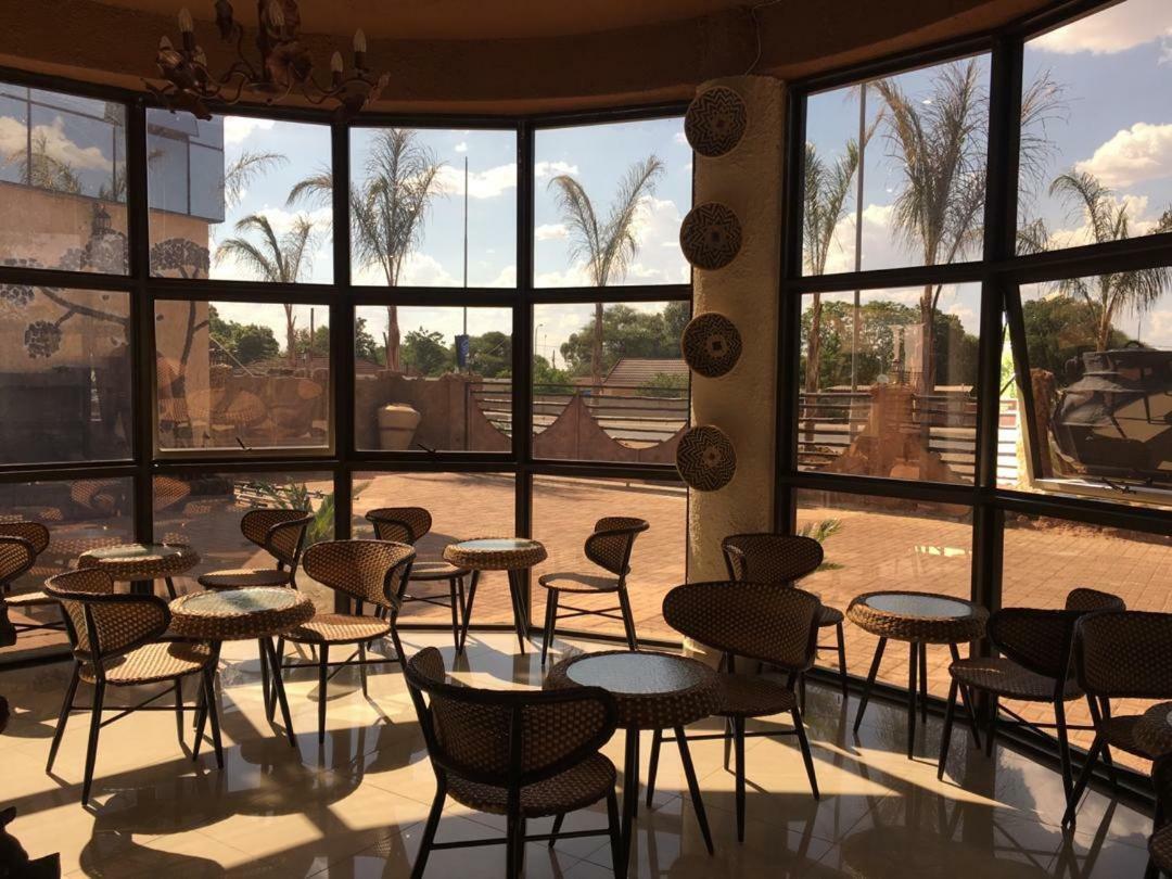 African Home Hotel 哈博罗内 外观 照片